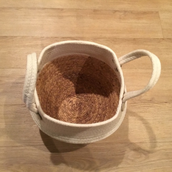 Small Natural Basket With Handles - Picture 4 of 6